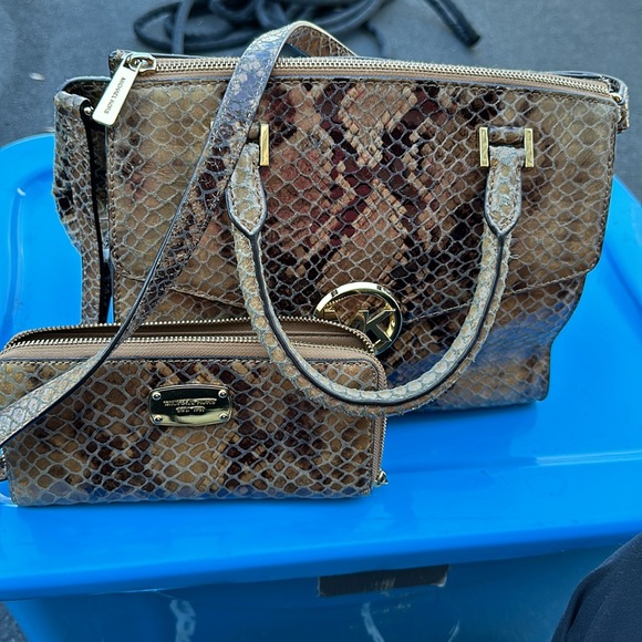 Micheal Kors leather bag and wallet in good shape one set only - Picture 4 of 7